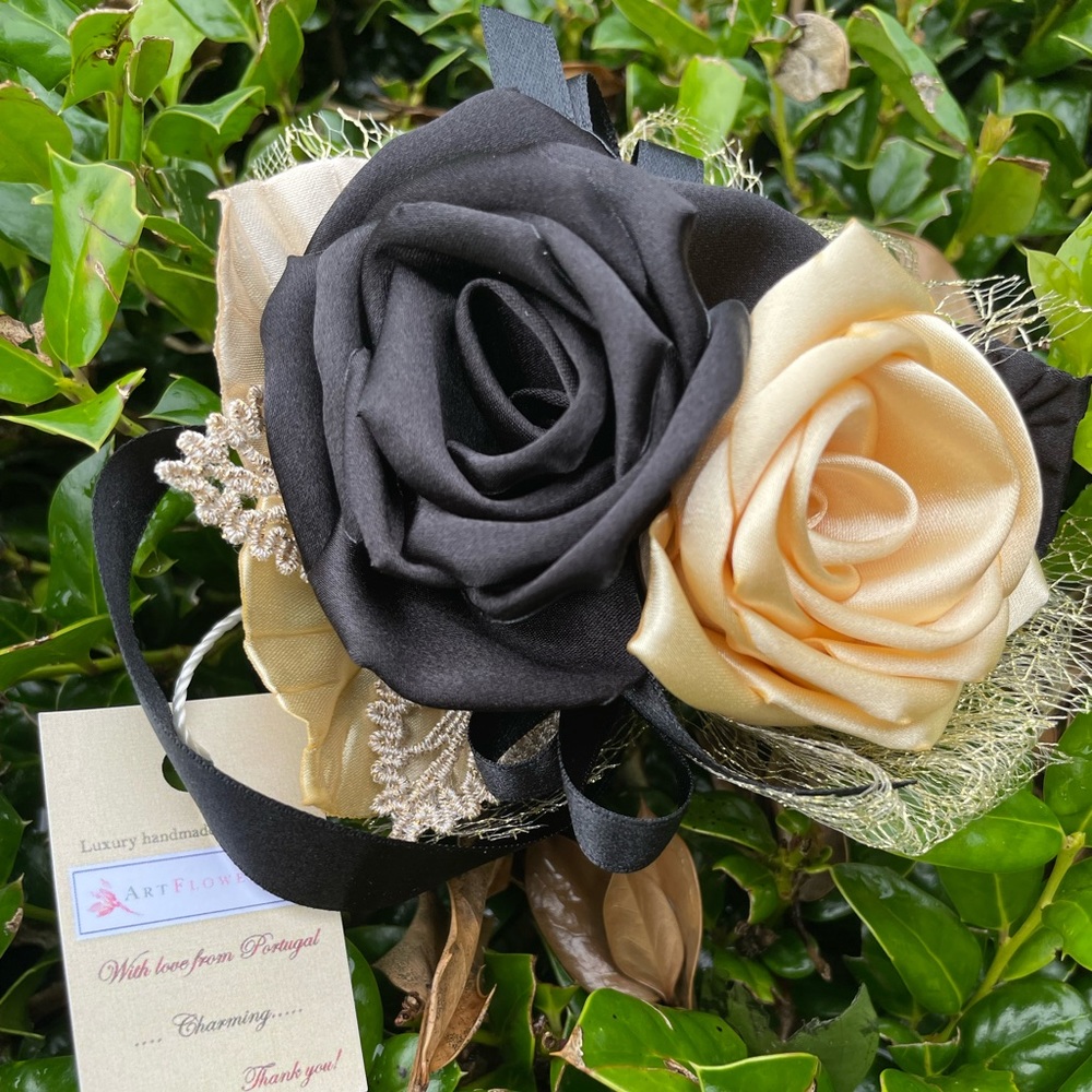 6 Wrist corsage. black and gold. NEW. Unused